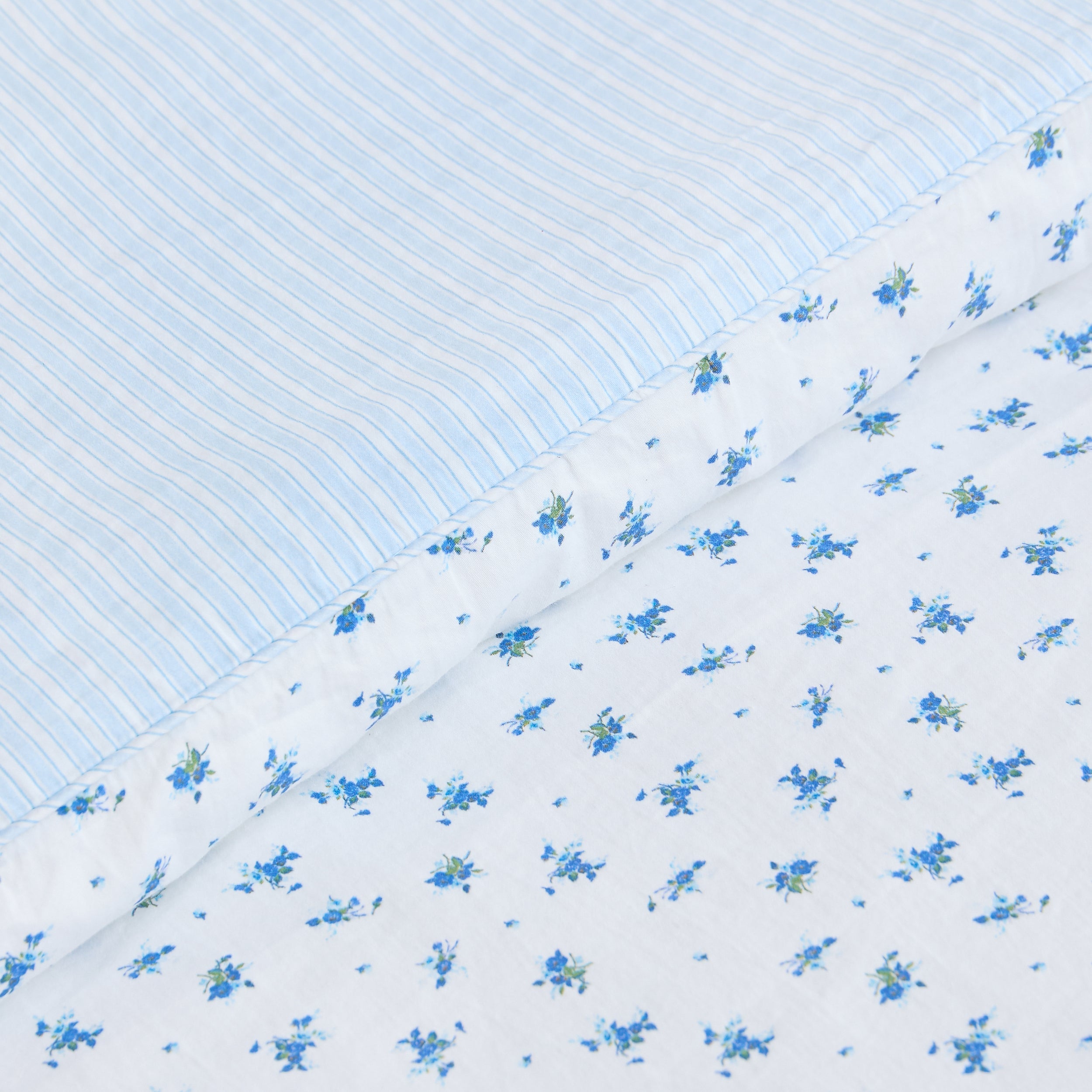 Bloom & Stripe Omkeerbaar Dekbedovertrek | Bloom & Stripe Omkeerbaar Dekbedovertrek - Blauwe Bloemenprint