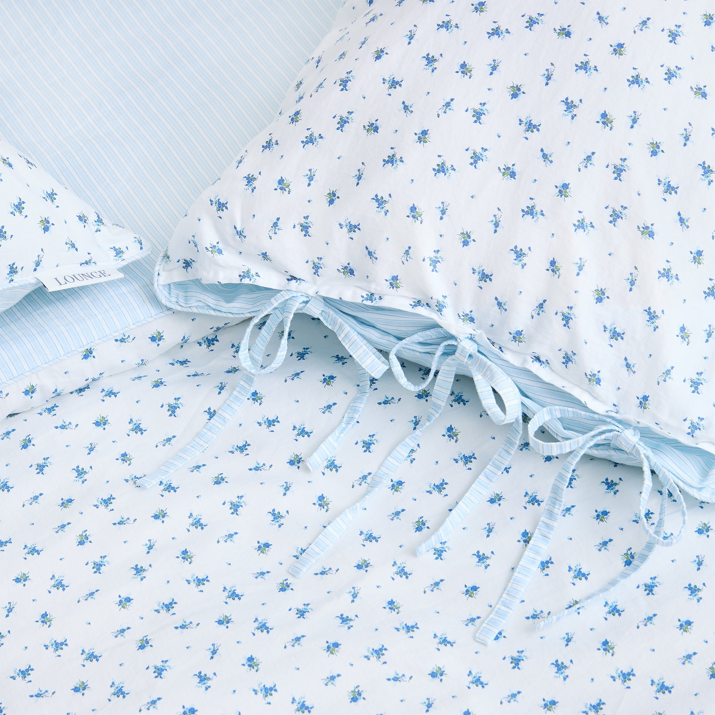 Bloom & Stripe Omkeerbaar Dekbedovertrek | Bloom & Stripe Omkeerbaar Dekbedovertrek - Blauwe Bloemenprint