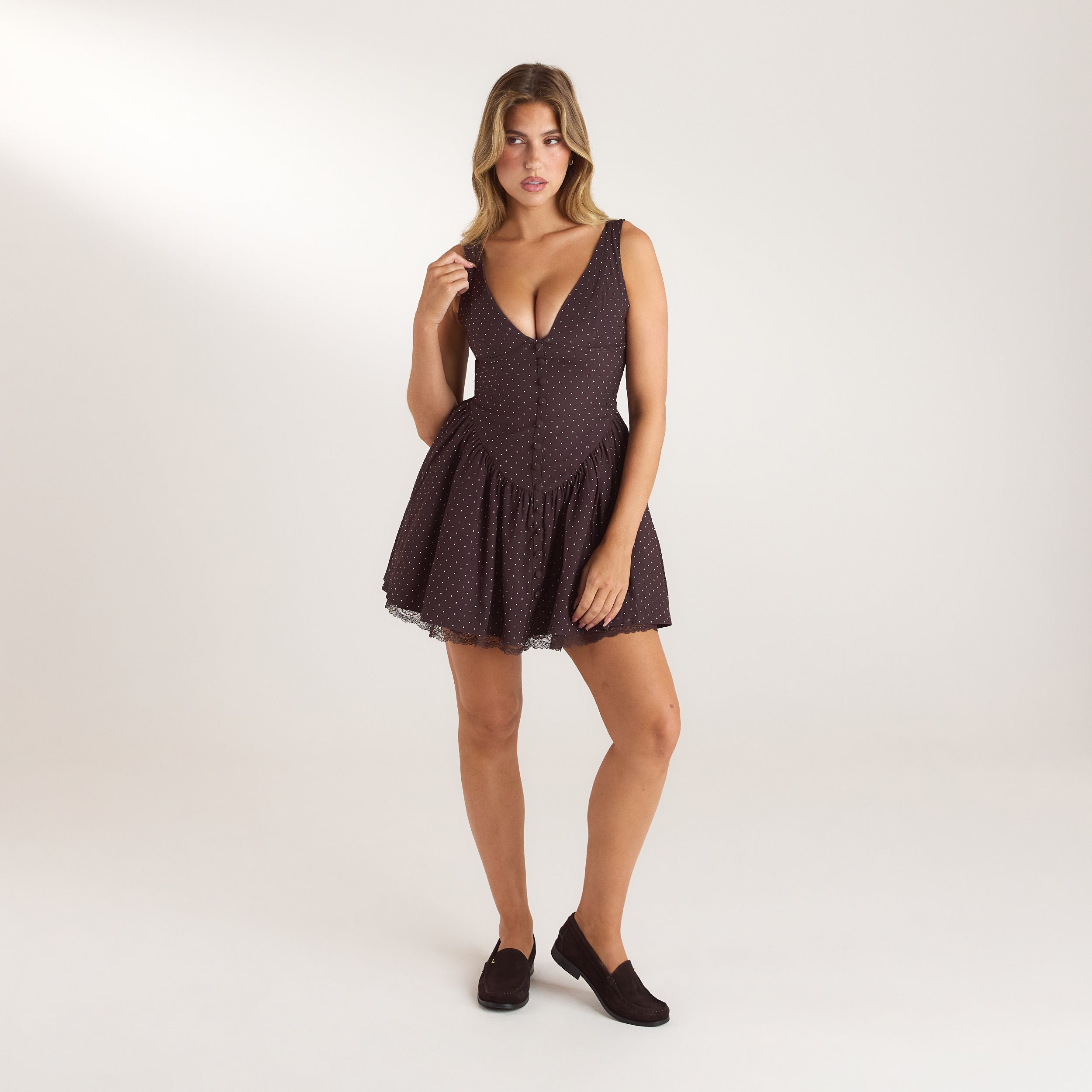 Plunge Minijurk met kantrand | Plunge Minijurk met kantrand - Chocolade Polka Dot