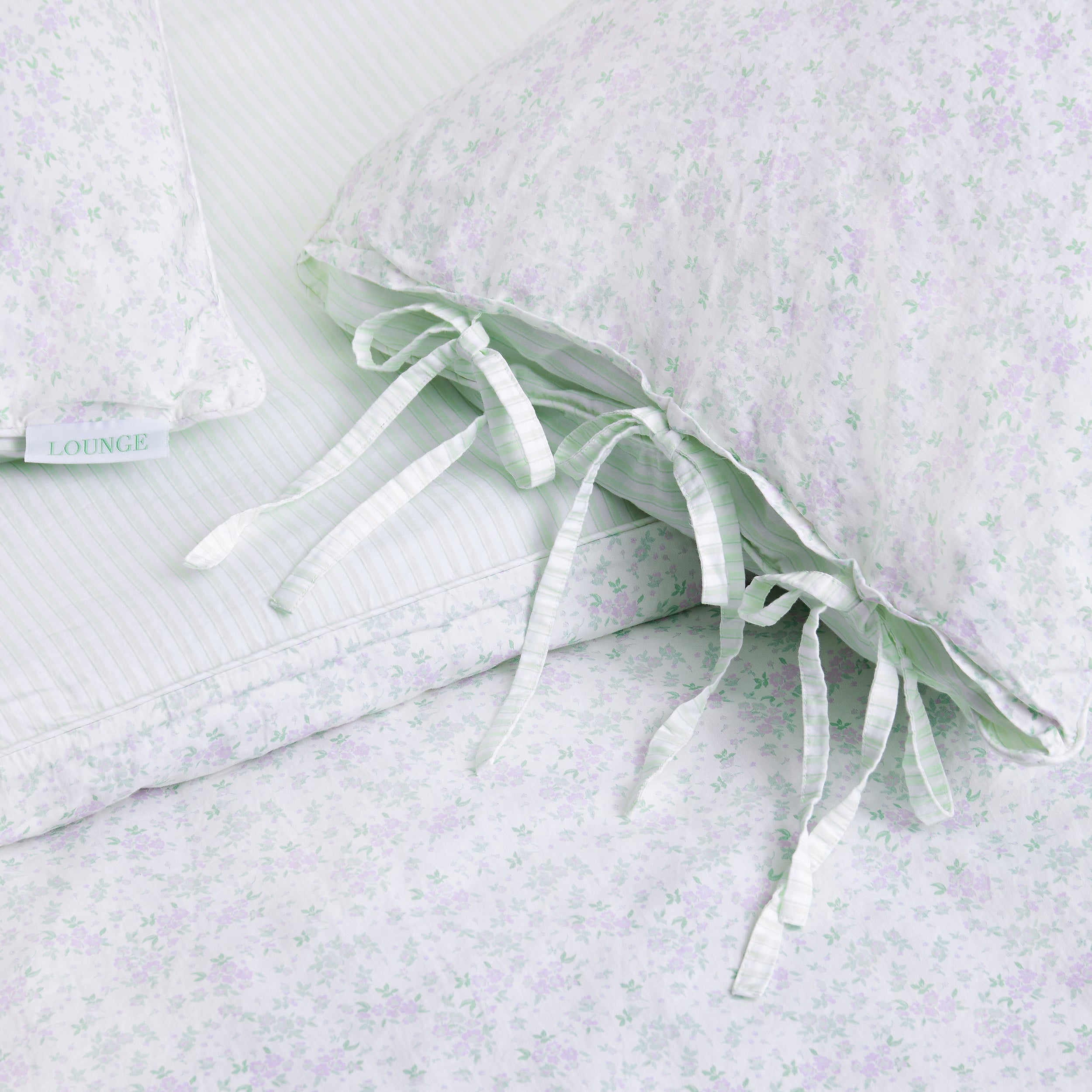 Bloom & Stripe Omkeerbaar Dekbedovertrek | Bloom & Stripe Omkeerbaar Dekbedovertrek - Saliegroene Bloemenprint