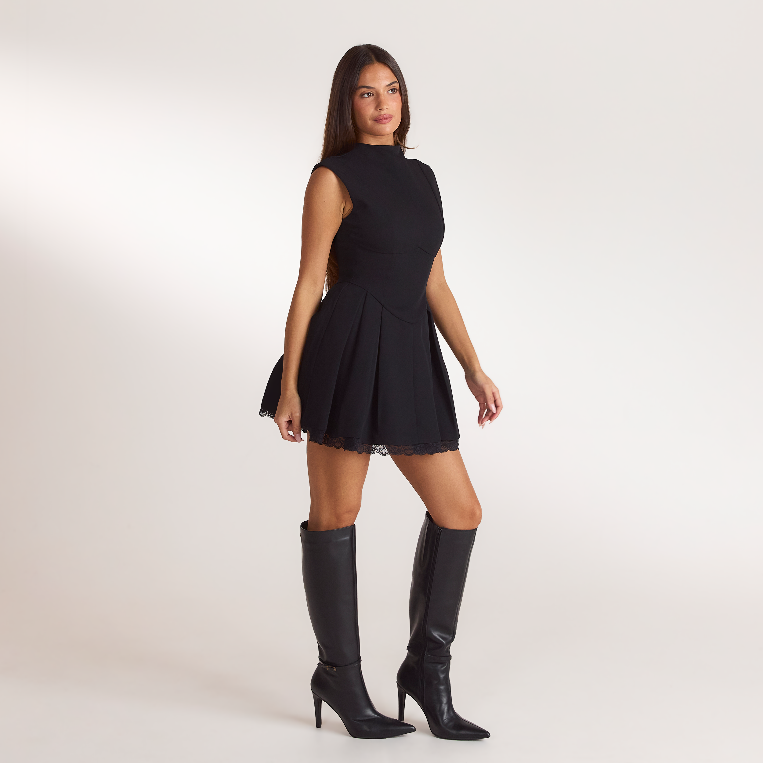 Geplooide mini-jurk met getailleerde pasvorm | Geplooide mini-jurk met getailleerde pasvorm - Zwart