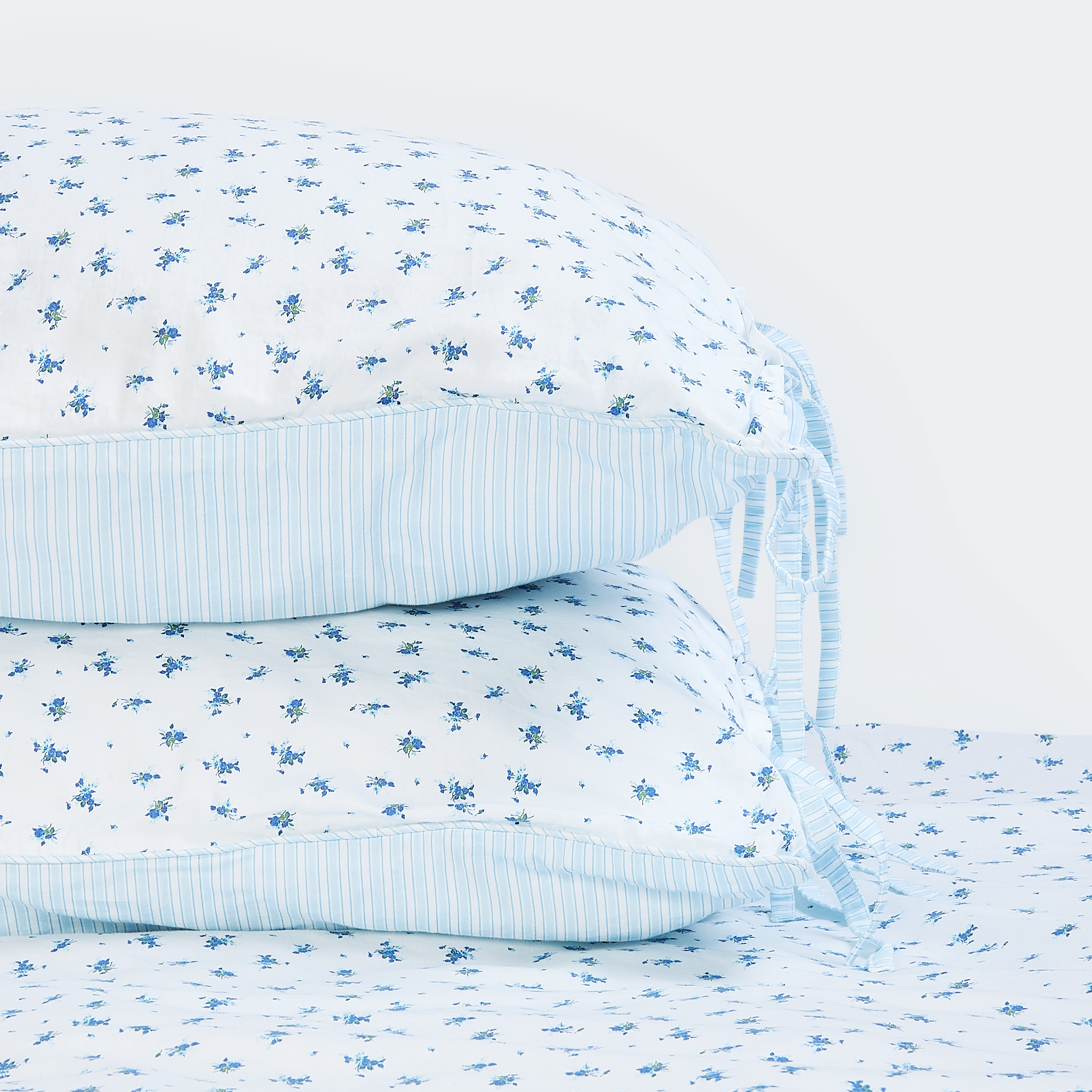 Bloom & Stripe Omkeerbaar Kussensloop (2-Pack) | Bloom & Stripe Omkeerbaar Kussensloop (2-Pack) - Blauwe Bloemenprint